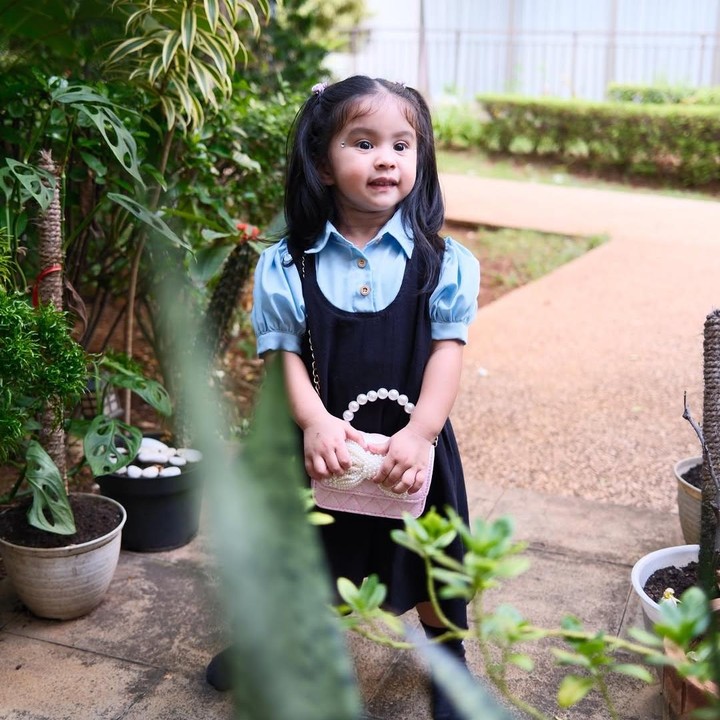 <p>Eriska kerap mengunggah potret sang putri pada laman Instagram-nya. Dalam berbagai momen, gaya Mikhaila selalu berhasil menarik perhatian netizen. (Foto: Instagram: @eriskarein)</p>