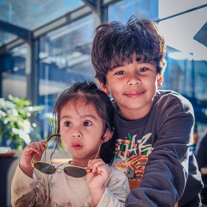 <p>Anak pertamanya yang berjenis kelamin laki-laki diberi nama Mikhail Zayn Muhsin. Sementara itu, Si Kecil diberi nama yang diambil dari sang Kakak, Mikhaila Zeline Muhsin. (Foto: Instagram: @eriskarein)</p>