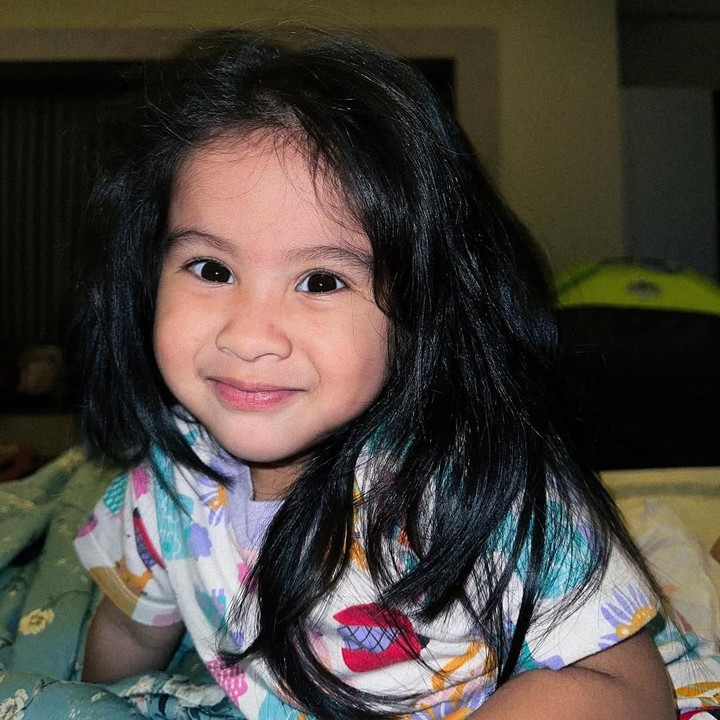 <p>"Rambutnya menggemaskan bangetttt," kata seorang netizen. "Selalu suka sama <em>style</em> rambut adik gemes satu ini," ungkap netizen lainnya. (Foto: Instagram: @eriskarein)</p>