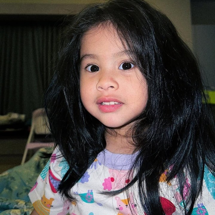 <p>Mikhaila memiliki rambut tebal nan cantik, Bunda. Rambutnya ini pun selalu mendapatkan pujian dari netizen. (Foto: Instagram: @eriskarein)</p>