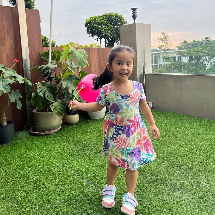 <p>"Tersenyum lihat Mami, pintar hihi. Memei (panggilan Mikhaila) sayangku, kesayangan Mamika dan Ajih @mithunisar," tutur Eriska seraya menyisipkan emotikon hati. (Foto: Instagram: @eriskarein)</p>
