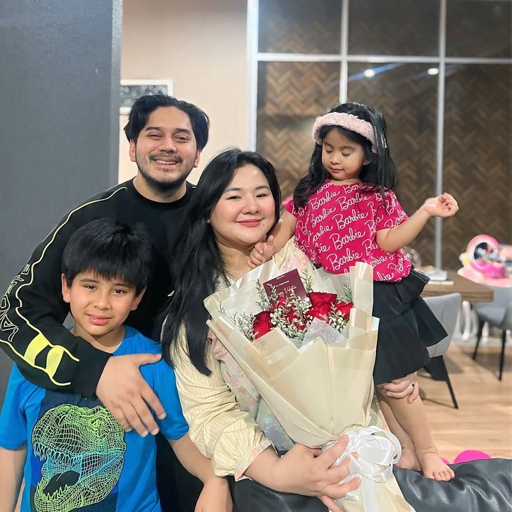 <p>Pesinetron cantik Eriska Rein menikah dengan Mithu Nisar pada tahun 2014, Bunda. Dari pernikahan ini, keduanya pun dikaruniai dua orang anak. (Foto: Instagram: @eriskarein)</p>