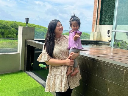 Mikhaila Anak Eriska Rein Punya Rambut Tebal di Usia 3 Thn, Intip 7 Potret Cantiknya