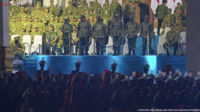 Prabowo menaiki mobil Maung Pindad bersama Presiden ke-6 RI Susilo Bambang Yudhoyono (SBY) dan Presiden ke-7 RI Joko Widodo (Jokowi).