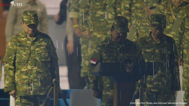 Prabowo bertindak sebagai inspektur upacara parade senja retret kepala daerah di Akmil sore tadi, hadir juga SBY dan Jokowi.