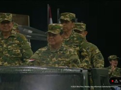 Puan Ikut Naik Maung Inspeksi Pasukan Parade Senja di Akmil