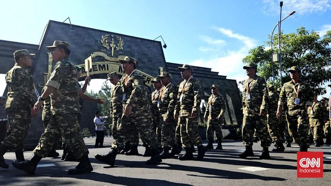 Ratusan wakil kepala daerah berbaris memasuki Gerbang Sapta Marga Akmil untuk memulai program retret program pemerintahan Prabowo Subianto.