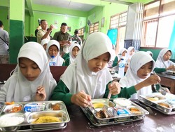 Video: Testimoni Anak SD Cipulir soal Menu Makan Gratis Ramadan
