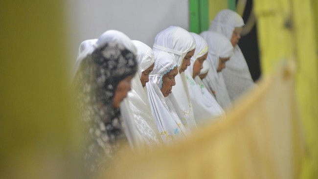 Salat tarawih pertama Ramadan di Masjid Al Akbar Surabaya berlangsung sepi, hanya diikuti oleh 5.000 jemaah, Jumat (28/2) malam.