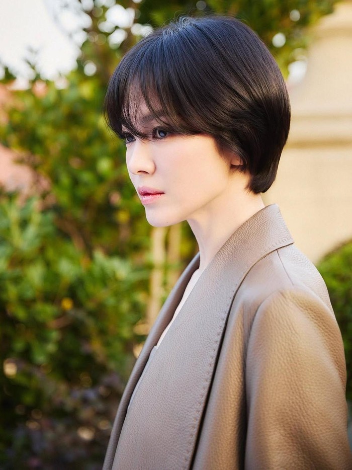 Perpaduan glossy nude lips dan soft smokey eyes pada Song Hye Kyo membuatnya terlihat makin stunning dalam penampilan kali ini./ Foto: Sang Hun Lee via instagram.com/kyo1122
