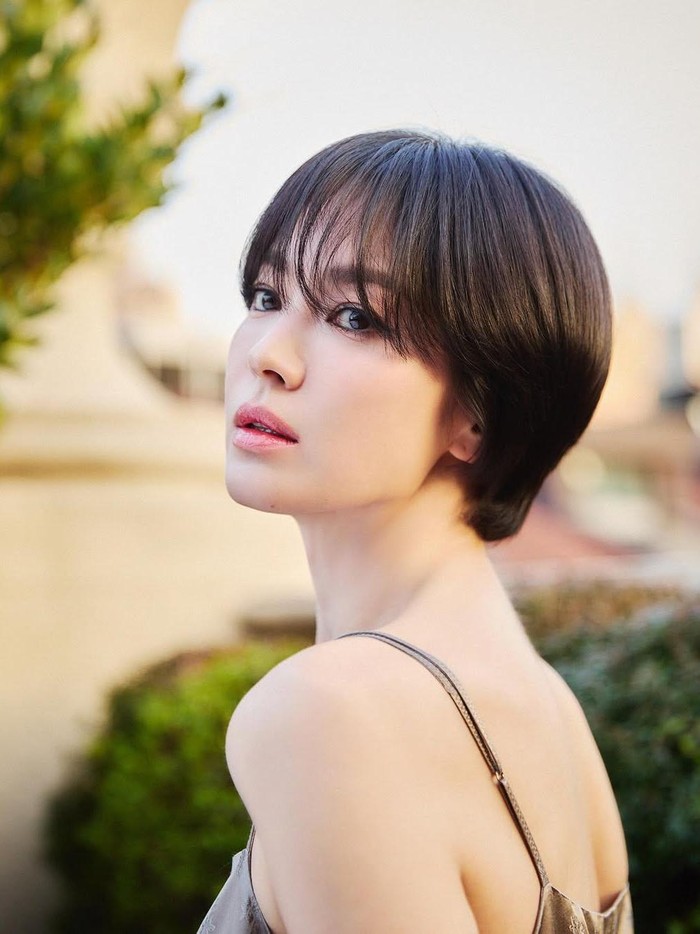 Pada Rabu, (26/7) lalu, Song Hye Kyo menghadiri Fall/Winter 2025-26 Fashion Show dari Fendi, salah satu fashion brand mewah asal Italia./ Foto: Sang Hun Lee via instagram.com/kyo1122