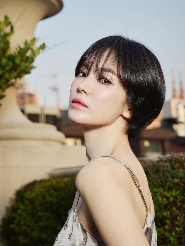 Sebagai salah satu ambassador untuk Fendi, kali ini aktris Korea berusia 43 tahun tersebut tampil bersinar dengan gaya rambut pendek dan makeup dengan kesan sophisticated./ Foto: Sang Hun Lee via instagram.com/kyo1122