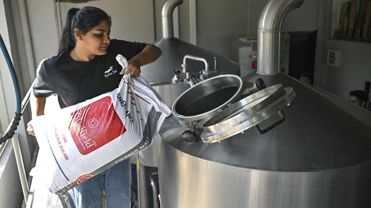 FOTO: Kisah Tangguh Perempuan Pembuat Bir di India