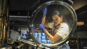 FOTO: Kisah Tangguh Perempuan Pembuat Bir di India