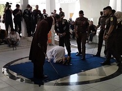 Pria Gay di Aceh Sujud Syukur Usai Dicambuk 77 Kali