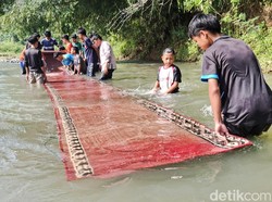 Tradisi Unik Sambut Ramadan di KBB, Cuci Karpet Masjid di Sungai