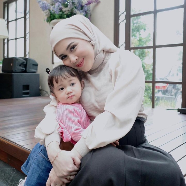 <p>Banyak netizen yang ikut terharu melihat perkembangan Aisha nih, Bunda. Tidak sedikit dari mereka yang mendoakan agar Aisha selalu tumbuh menjadi anak yang salihah. (Foto: Instagram: @kesharatuliu05)</p>