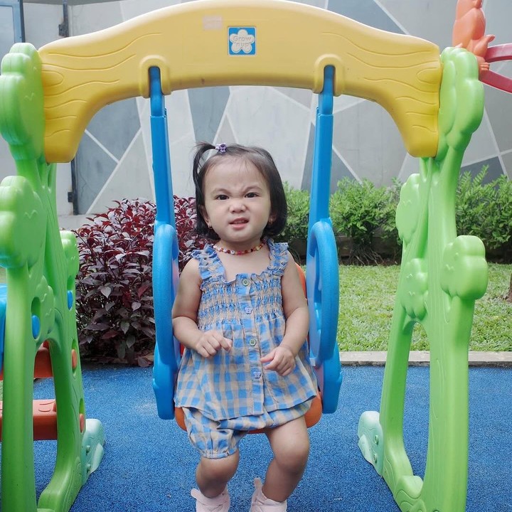 <p>"<em>Time flies</em>. Perasaan baru kemarin antar Zyzy <em>interview</em> sekolah. Sekarang sudah Aisha saja yang mau sekolah. Benar kata orang, waktu tuh cepat banget berjalan, apalagi berhubungan dengan anak. Cepat banget gedenya. Harus benar-benar dinikmatin. Doain ya<em> onty uncle</em> semua, Aisha sebentar lagi sekolah. Semoga makin pintar dan baik, ya," ungkap Kesha dengan menyisipkan emotikon hati. (Foto: Instagram: @kesharatuliu05)</p>