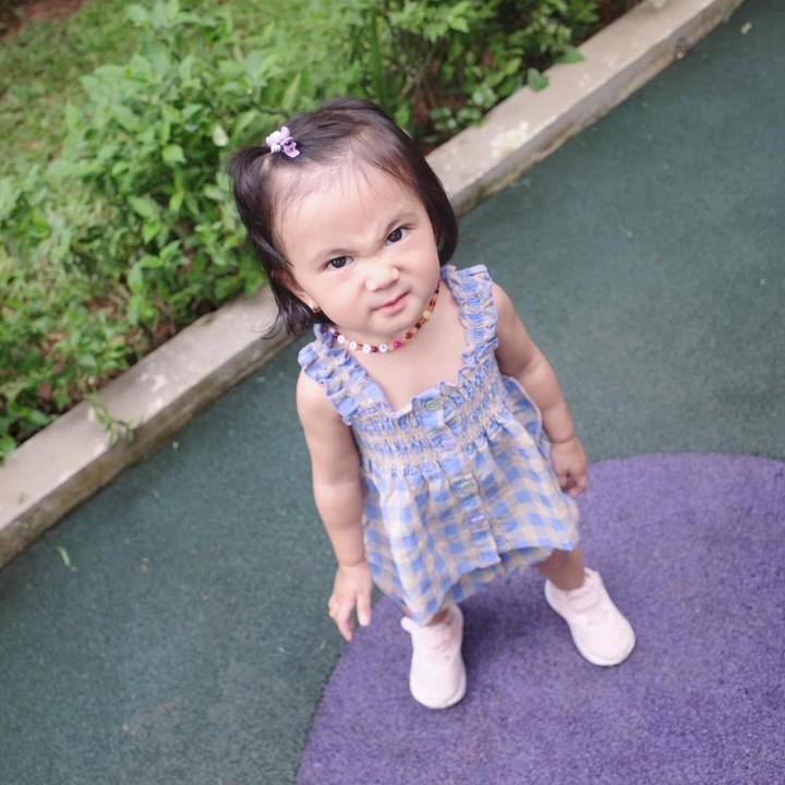 <p>Meski baru berusia dua tahun, Aisha akan segera masuk sekolah. Hal ini diungkapkan langsung oleh sang Bunda melalui laman Instagram-nya. (Foto: Instagram: @kesharatuliu05)</p>