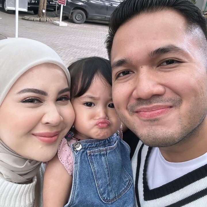<p>"<em>Caption</em>-nya menyentuh banget. Aku kalau lihat anak lagi tidur rasanya kayak baru kemarin anakku bayi, sekarang sudah mau tiga tahun," ungkap seorang netizen. "<em>MasyaAllah tabarakallah</em>, cantik banget. Semoga menjadi anak yang salihah, ya," kata netizen lainnya. (Foto: Instagram: @kesharatuliu05)</p>