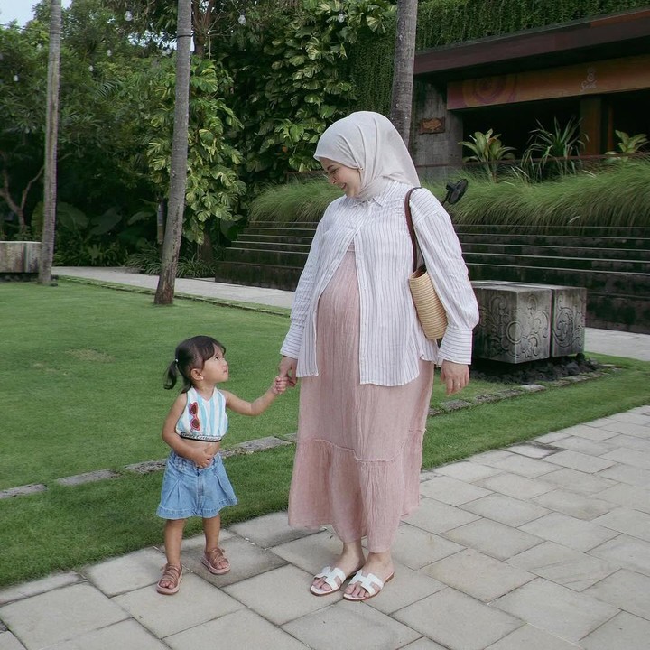 <p>Gadis cantik ini lahir pada 19 Mei 2023. Di tahun ini, usia Aisha akan genap dua tahun. Aisha pun tengah menanti kelahiran sang adik, Bunda. (Foto: Instagram: @kesharatuliu05)</p>