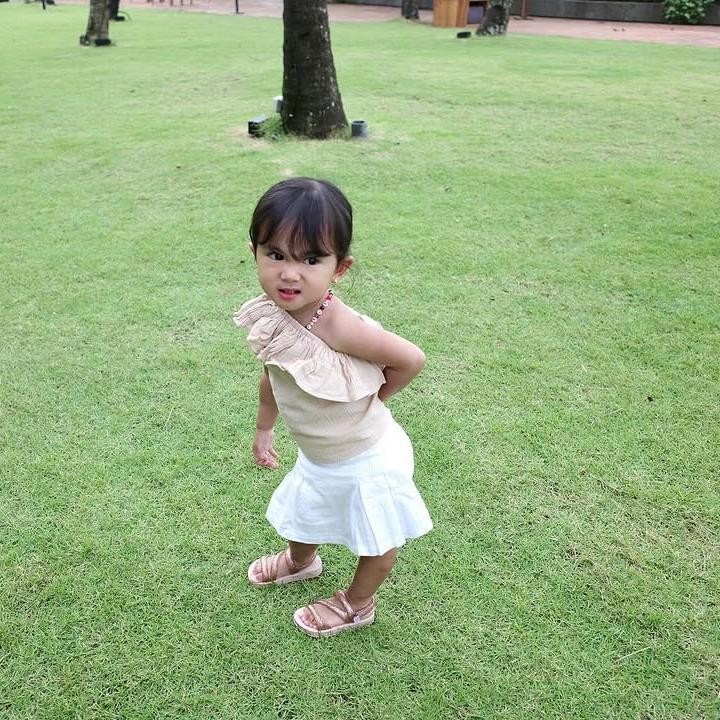 <p>Bunda, kita doakan agar Aisha terus tumbuh menjadi anak yang pintar dan menjadi kebanggaan kedua orang tuanya, ya. Semoga Aisha juga diberi kesehatan serta keberkahan dalam hidupnya. (Foto: Instagram: @kesharatuliu05)</p>