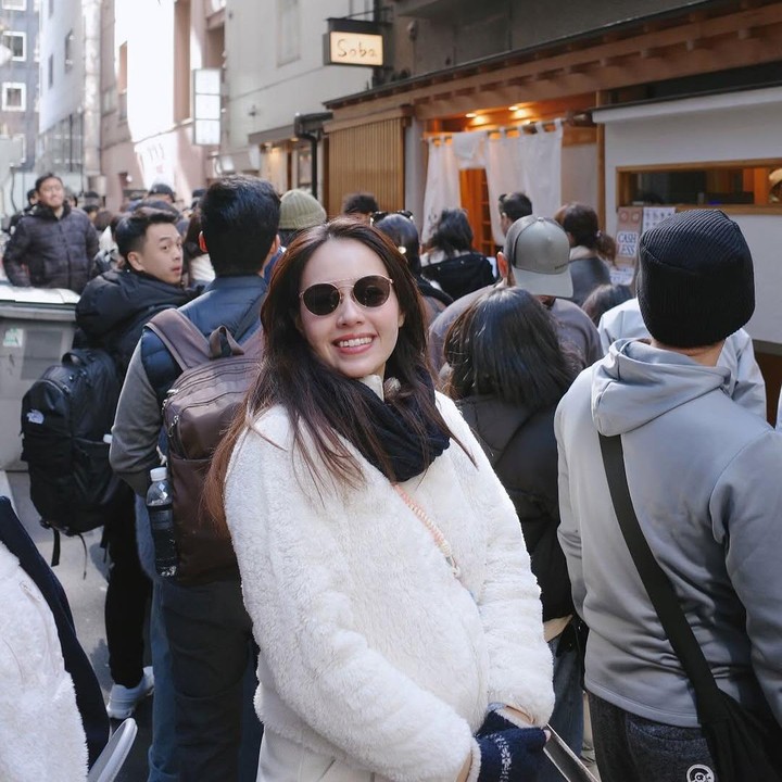 <p>Aktris Anggika Bolsterli sedang berada di Jepang untuk liburan bersama suaminya, Omar Armandiego Soeharto. Saat ini, Anggika sedang hamil anak pertamanya, Bunda. (Foto: Instagram @anggikabolsterli)</p>