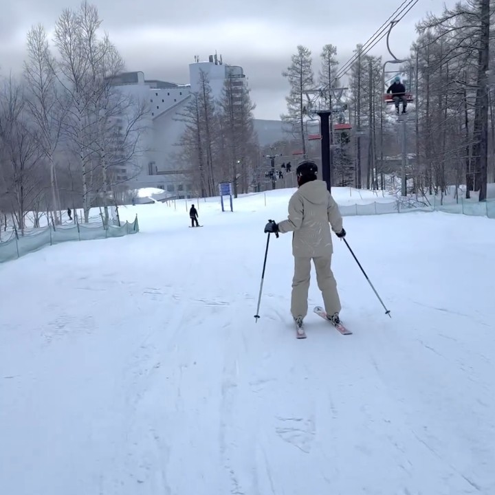 <p>Anggika terlihat mengenakan perlengkapan ski lengkap saat melakukan aktivitas ini. Dalam satu video, perempuan 29 tahun ini menunjukkan kepiawaiannya bermain ski. "<em>Skiing into my 5th month</em>," tulisnya di Instagram. (Foto: Instagram @anggikabolsterli)</p>