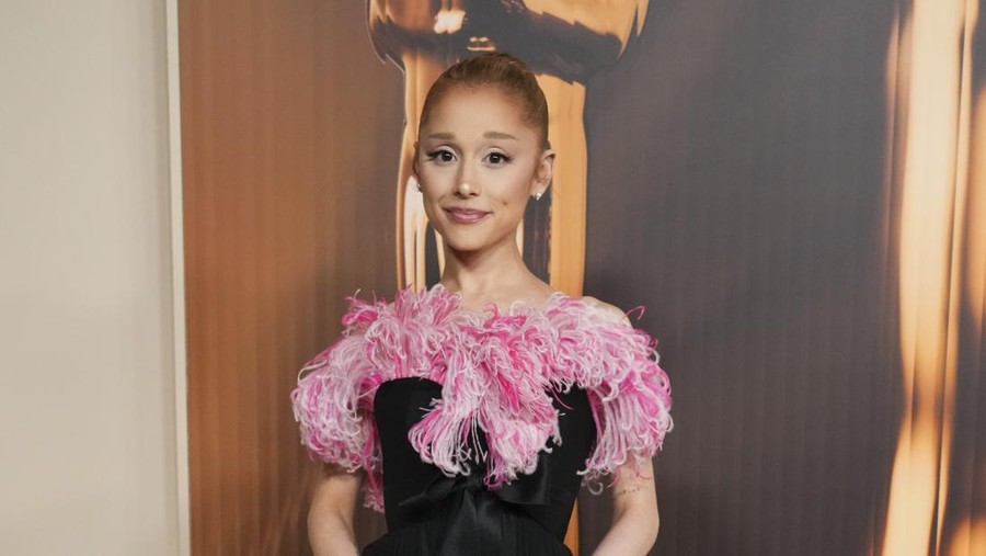 Ariana Grande tiba di Makan Malam Nomine Oscar pada Selasa, 25 Februari 2025, di Academy Museum of Motion Pictures di Los Angeles.