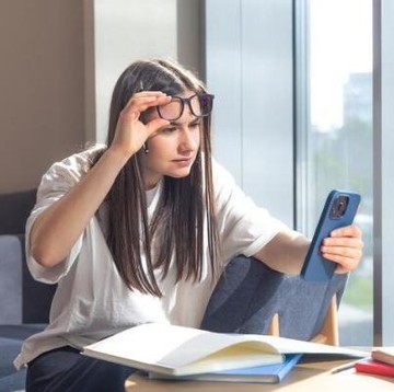 5 Bahaya Tersembunyi di Balik Kebiasaan Menatap Layar HP Terlalu Lama, Gen Z Wajib Tahu!