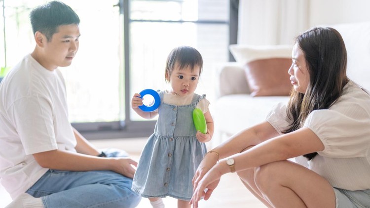 Bayi 1 tahun mengerti ucapan orang tuanya