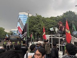 Massa Mahasiswa Demo Pertamina Jatim, Kritisi Korupsi hingga BBM Oplosan