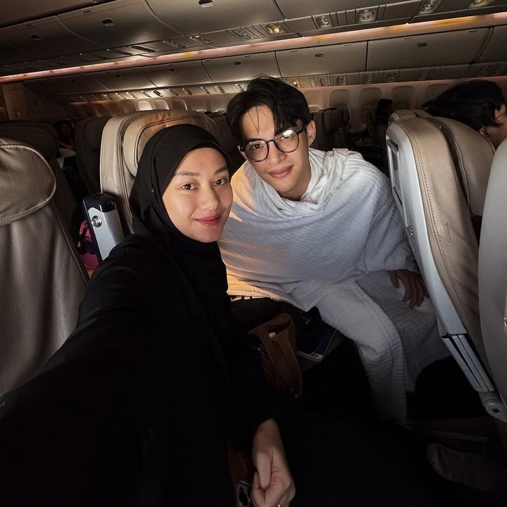 <p>Dinda Hauw dan Rey Mbayang juga sering kali tampil mesra di hadapan publik. Pasangan artis yang satu ini ternyata juga memiliki perbedaan usia. Dinda diketahui berusia lebih tua dua tahun dari sang suami.  (Foto: Instagram: @rey_mbayang)</p>