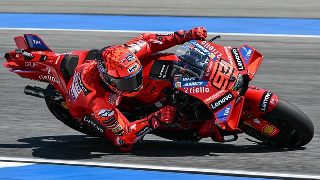 Marc Marquez unggul atas Franco Morbidelli pada latihan bebas pertama (FP1) MotoGP Thailand 2025 yang berlangsung di Sirkuit Buriram, Jumat (28/2).