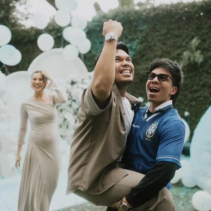 <p>Acara puncak gender reveal dilangsungkan dengan meriah. Aaliyah dan Thariq berada dalam balon besar, lalu menghitung mundur untuk melihat warna konfeti. Setelah warna biru keluar, Thariq terlihat begitu bahagia dan langsung memeluk kakaknya Atta. Ya, Aaliyah dan Thariq bakal dikaruniai anak laki-laki, Bunda. "<em>It's a Baby boyyy!</em>" tulis Thariq di akun Instagram miliknya. (Foto: Instagram @thariqhalilintar)</p>