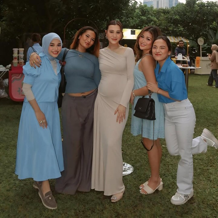 <p>Aktris Aaliyah Massaid baru saja menggelar pesta gender reveal kehamilan pertamanya, Bunda. Istri Thariq Halilintar ini mengundang kerabat dan teman dekatnya di hari spesial tersebut. (Foto: Instagram @aurelie.hermansyah)</p>