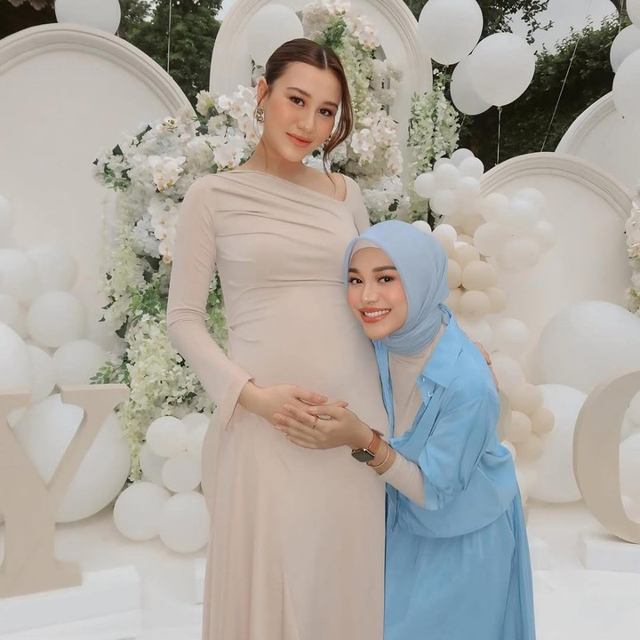 <p>Tampak hadir dalam acara ini saudara ipar Aaliyah, yakni Aurel Hermansyah dan suaminya Atta Halilintar. Aurel secara khusus membagikan potretnya saat berpose bareng Aaliyah di acara pesta gender reveal. (Foto: Instagram @aurelie.hermansyah)</p>