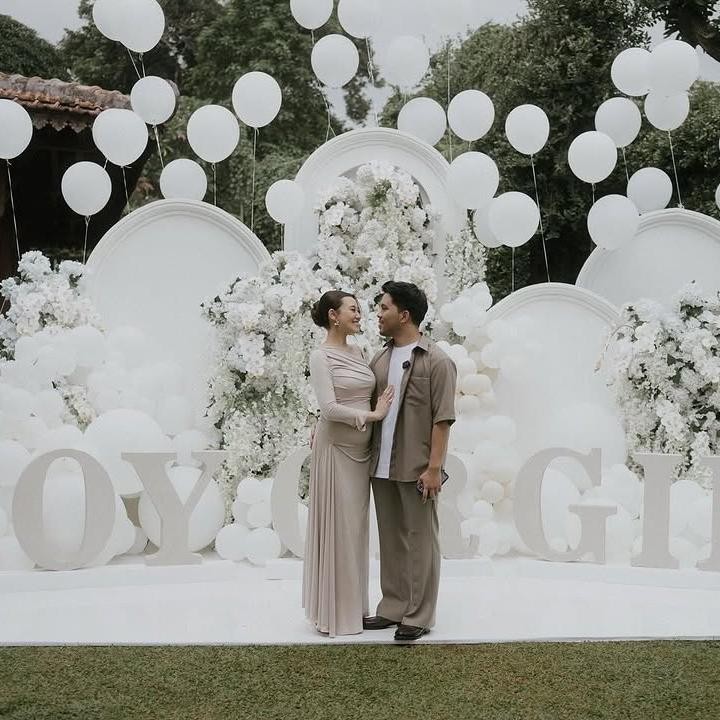 <p>Tak seperti kebanyakan pesta gender reveal, Aaliyah dan Thariq menganakan pakaian berwarna netral, yakni abu-abu kecokelatan. Pasangan ini tampaknya ingin tampil beda, yakni tidak menggunakan warna merah muda dan biru muda untuk pesta gender reveal kehamilan pertama ini. (Foto: Instagram @thariqhalilintar)</p>