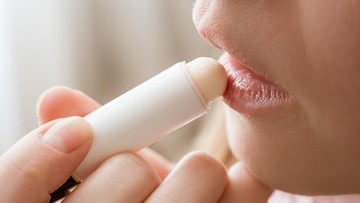 7 Cara Memerahkan Bibir secara Alami, Bisa Dicoba Bun!