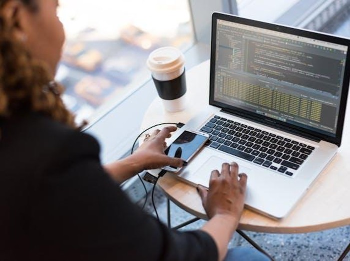 Ilustrasi profesi software enginer / Foto: Pexels / Divinetechygirl