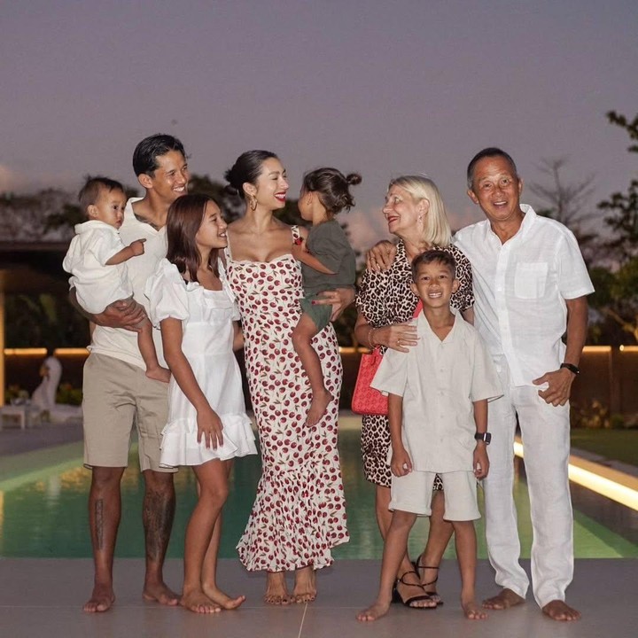 <p>Momen liburan keluarga itu dibagikan langsung oleh Jennifer di akun Instagram. Pada salah satu<em> postingan</em> di Instagram Stories, Jennifer terlihat mengabadikan video ketika melepas rindu dengan ayah dan ibundanya. (Foto: Instagram@uschikurniawan)</p>