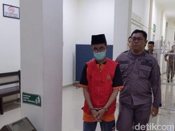 Tatapan Pasrah Kiai Supar Divonis 14 Tahun Penjara Hamili Santri