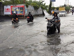 Jalan Ciremai Raya Cirebon Banjir, Kendaraan Warga Mogok