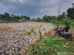 Sungai Citarum Bandung Jadi Lautan Sampah