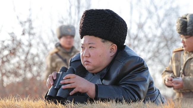 Kim Jong Un memantau langsung peluncuran uji coba rudal strategis jarak jauh Korea Utara.