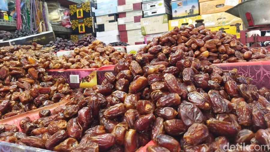 Pedagang kurma hingga peci di Pasar Jatinegara, Jakarta Timur, mulai ramai pembeli jelang Ramadan 2025. (Kurniawan/detikcom). Pedagang kurma hingga peci di Pasar Jatinegara, Jakarta Timur, mulai ramai pembeli jelang Ramadan 2025. (Kurniawan/detikcom).