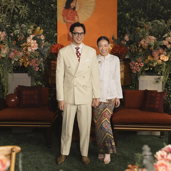 <p>Dalam potret yang diunggah, Brandon terlihat tampan mengenakan setelan jas warna krem dan dasi merah polkadot. Sementara itu, Dhika tampil cantik dengan kebaya warna senada dan kain batik. (Foto: Instagram: @brandonsalim)</p>