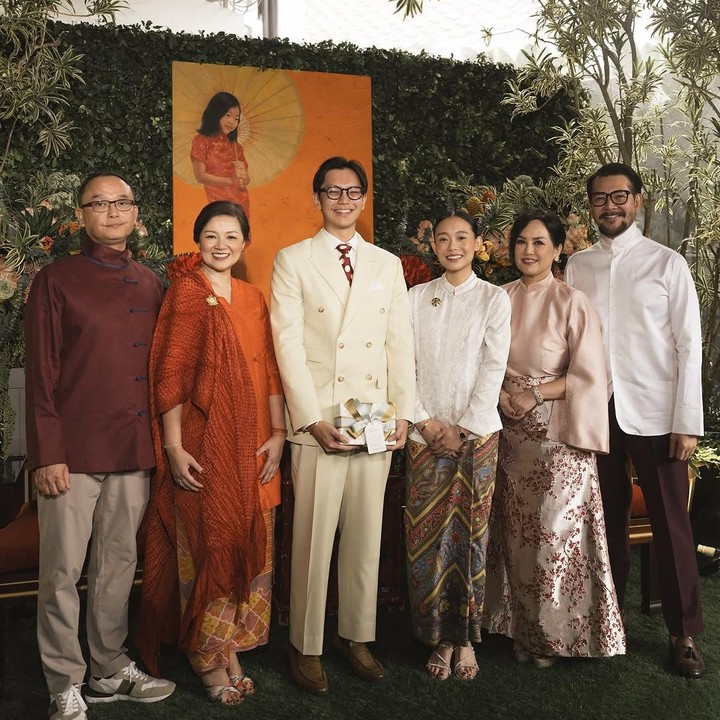 <p>Aktor tampan Brandon Salim resmi melamar sang kekasih, Dhika Himawan, Bunda. Momen membahagiakan ini pun dibagikan langsung oleh Brandon melalui laman Instagram-nya. (Foto: Instagram: @brandonsalim)</p>
