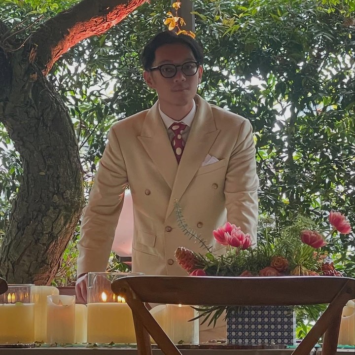 <p>Banyak netizen yang menyebut <em>outfit</em> Brandon sangat keren ketika lamaran, Bunda. Mereka pun menyebut pria 28 tahun ini semakin mirip dengan sang Ayah. (Foto: Instagram: @brandonsalim)</p>