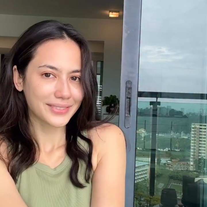 <p>Penampilan Pevita yang tanpa riasan ini menuai pujian dari netizen. Banyak di antaranya memuji paras cantik pemain film Tenggelamnya Kapal Van der Wijck saat bare face. "Ga fokus resep fokus wajah kk yg natural... cantik," tulis akun @nar***. "Cantik banget <em>MasyaAllah</em> <em>bare face</em> pun Malah lbh cantik keliatan banget," ujar @rah***. (Foto: Instagram @pevpearce)</p>